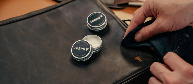 Cleaning a messenger bag with the TORRO Leather Care Kit