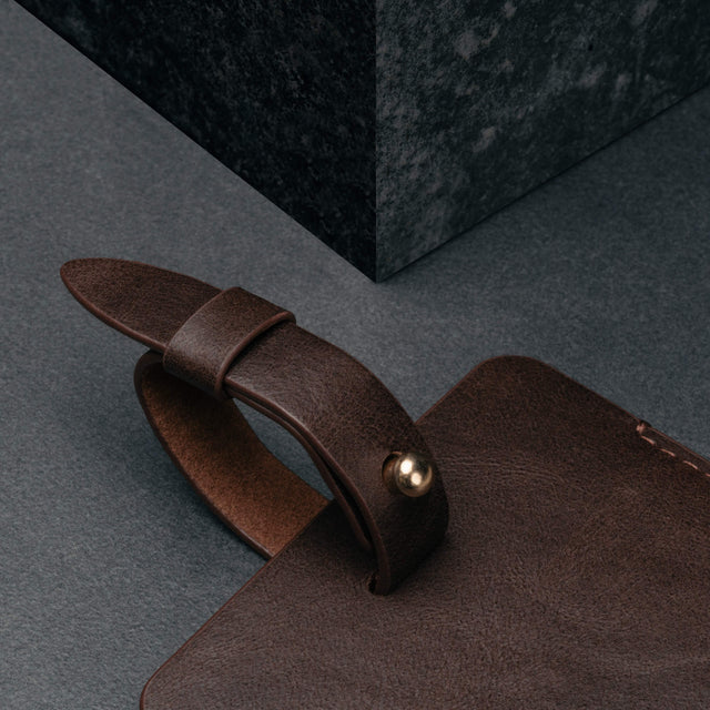 Adjustable strap on the Dark Brown Leather Luggage Tag